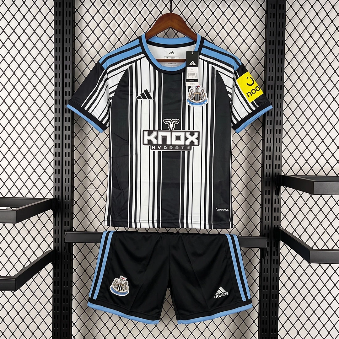 26/27 Newcastle United Home Kids Soccer Jersey Size 16-28